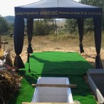 Namiot i nagłośnienie cmentarza przy pogrzebie tradycyjnym z trumną