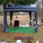 Namiot i nagłośnienie cmentarza przy pogrzebie urnowym